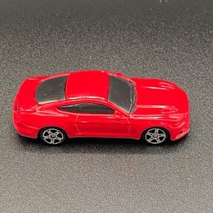 2015 Red Ford Mustang GT With Silver Rims Maisto - 1:64 Scale